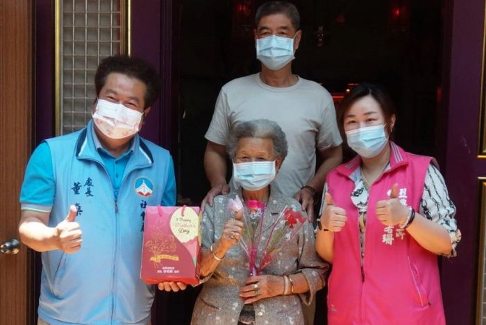 母親節前夕 金門縣府團隊向高齡母親祝賀