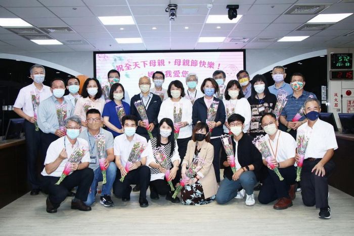 嘉義市長黃敏惠致贈康乃馨 祝福全天下勇敢的媽媽母親節快樂
