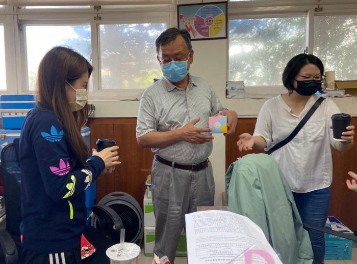 賴峰偉慰勞居家隔離關懷中心工作人員 致電關心高齡確診者
