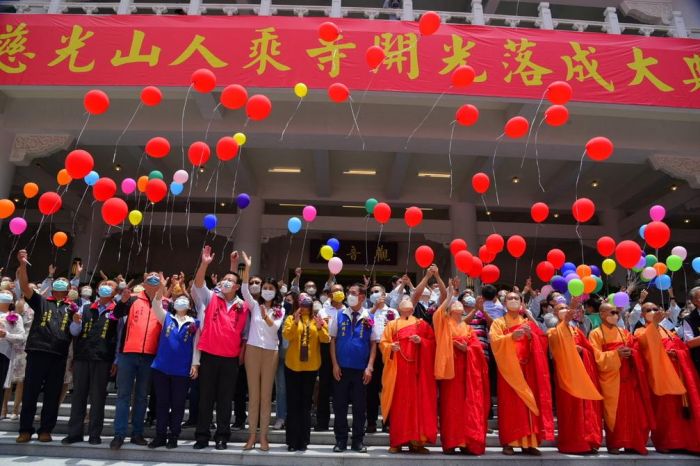南投縣魚池鄉重建人乘寺落成啟用 林明溱贈匾祝福