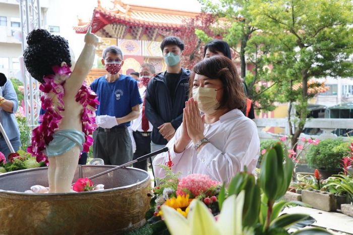慶祝佛誕節 黃敏惠市長至圓福寺浴佛祈平安