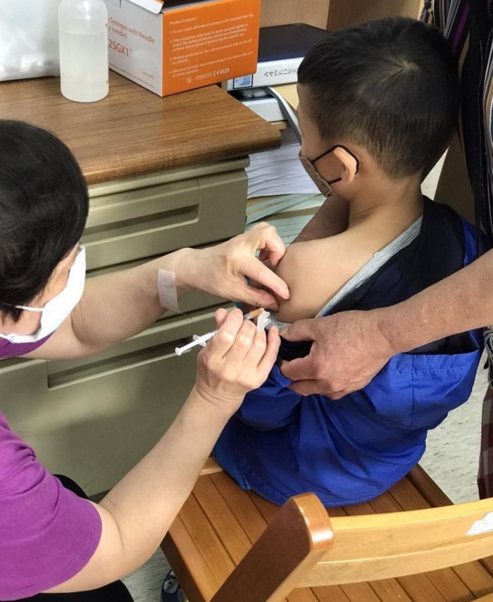 金門縣6-11歲學童接種疫苗開打首日46名完成施打