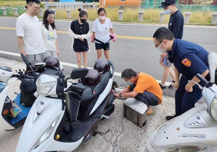 觀光客機車輪胎消風 求助竹灣波麗士