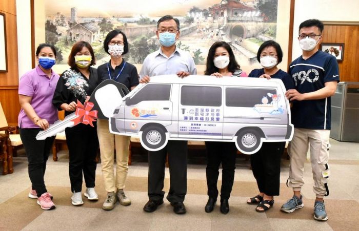 陽毓容捐贈到宅沐浴車1輛 賴峰偉感謝善舉嘉惠失能者
