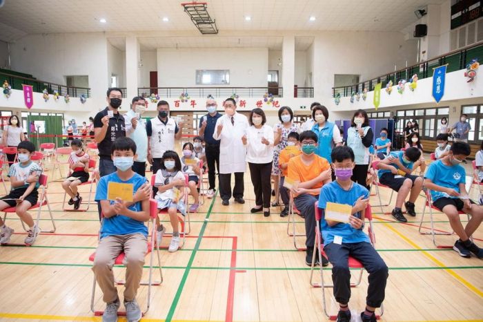 嘉市兒童疫苗開打首日嘉榮協助施打 市長黃敏惠到校關心