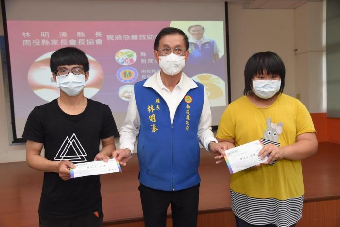 草屯學童父母車禍開刀 林明溱頒10萬元慰助金