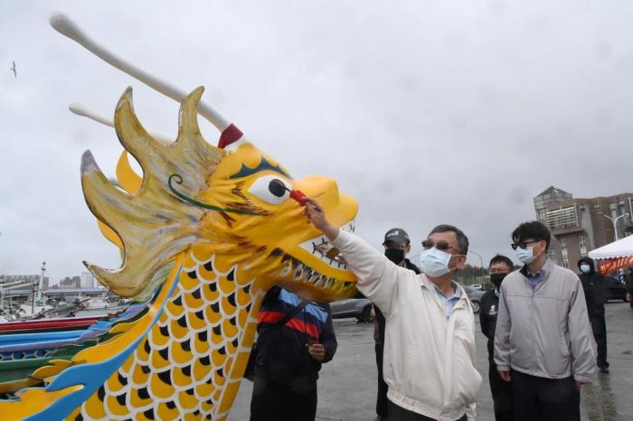 賴峰偉為端午龍舟點睛 祈求賽事平安順利