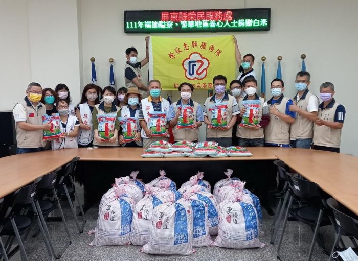 屏東縣榮服處鏈結隘寮、繁華地區善心人士捐贈愛心白米過端午