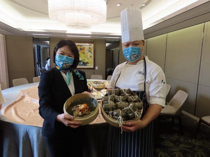 最美飯店推出烤鴨套餐「香荷鮑魚廣式粽」饕客最愛