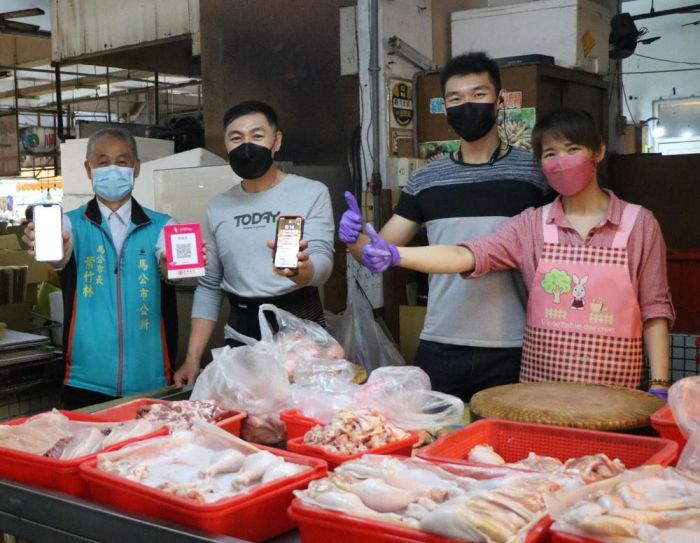 馬公市長葉竹林至北辰市場 了解攤商使用行動支付情形