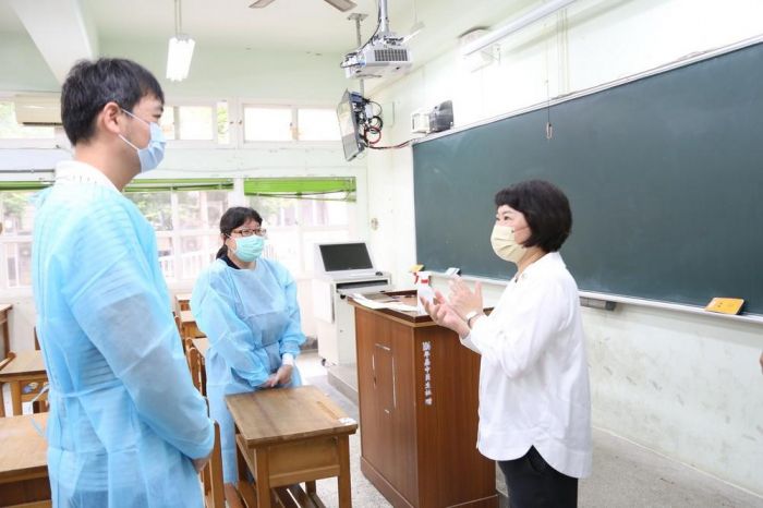 國中會考首日黃敏惠市長巡視考場防疫並為考生加油打氣