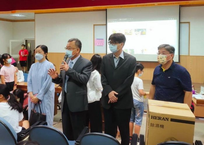 澎湖兒童疫苗開打 賴峰偉赴中正國小關心幼童施打狀況