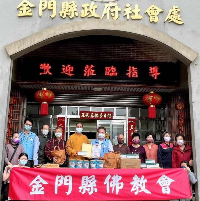 金門海印寺端午節前夕送暖 贈全縣獨居長者慰問禮盒