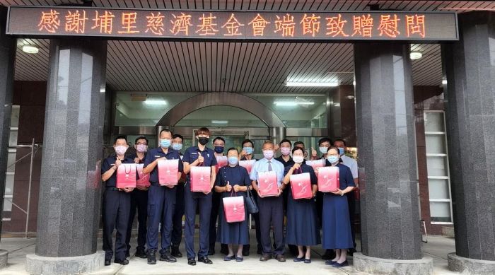 慈濟基金會埔里聯絡處慰勞警消人員的辛勞祝福端節快樂