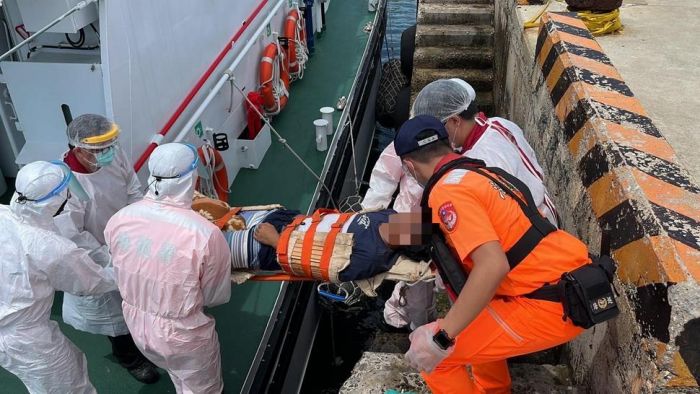 澎湖海巡隊急馳吉貝海域 救援受傷外籍貨輪船員就醫