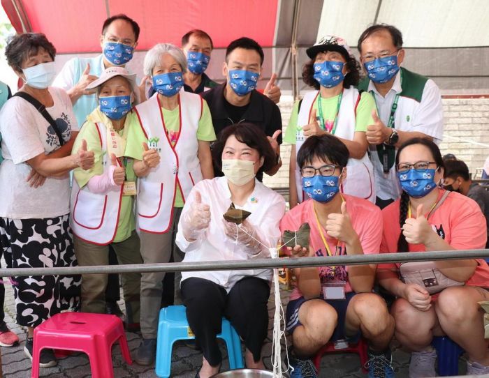 嘉義家扶慶端午 黃敏惠市長與大家包粽同樂