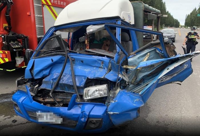 澎湖小貨車追撞卡車 女駕駛車頭凹陷所幸輕傷