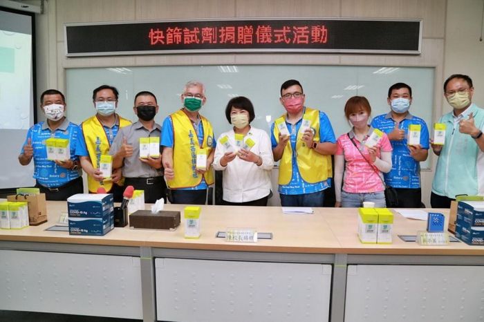 黃敏惠感謝民眾黨嘉市黨部連手企業團體捐贈快篩劑助防疫