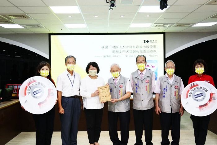 黃敏惠市長感謝嘉邑城隍廟捐贈860顆住宅用火災警報器助弱勢
