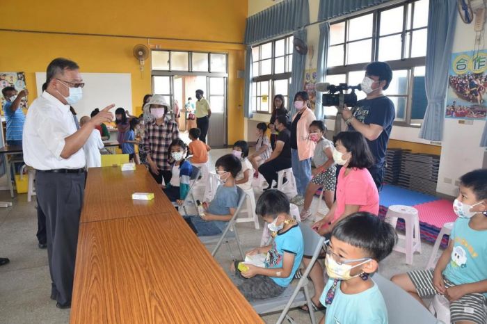 賴峰偉前往隘門國小關心學童施打BNT兒童疫苗情形