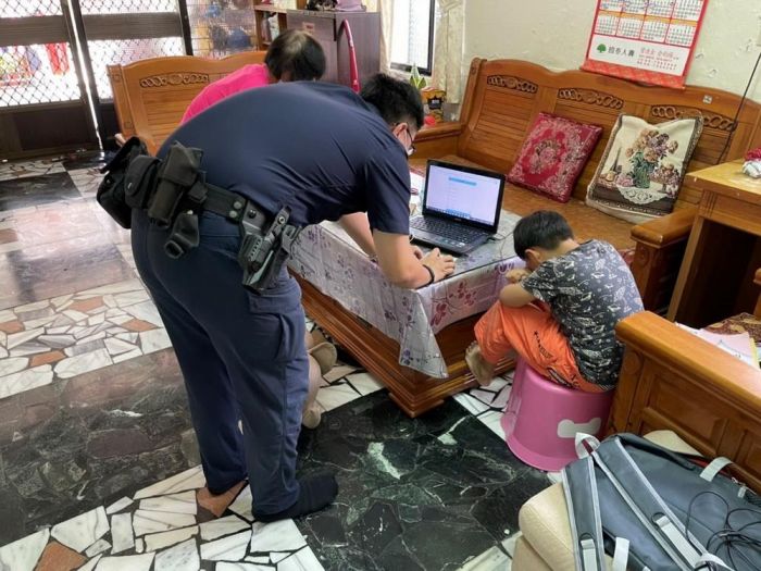 學童線上教學不熟操作 潮警到場協助家屬揪甘心