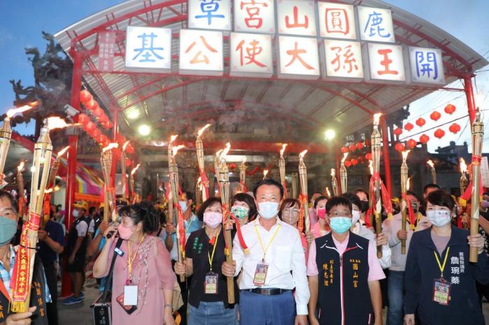 鹿草圓山宮重現中斷百年的「舉暗香」出巡遶境活動