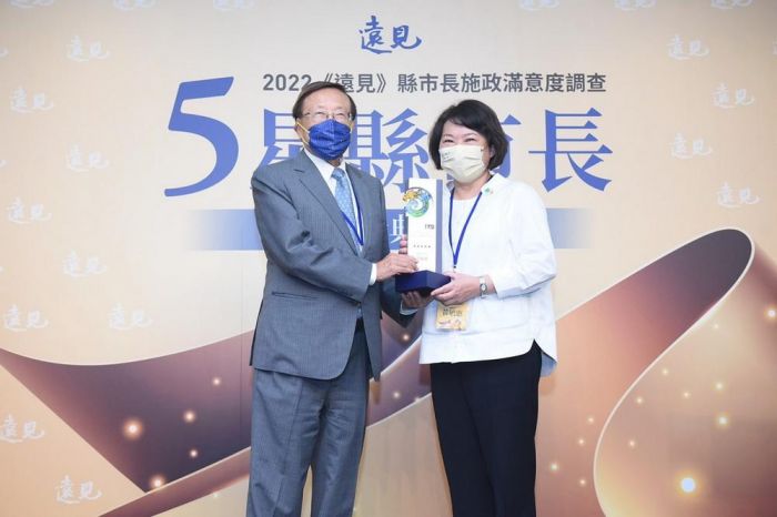 嘉義市長黃敏惠領取五星首長獎邁向「全齡共享、世代宜居」城市願景