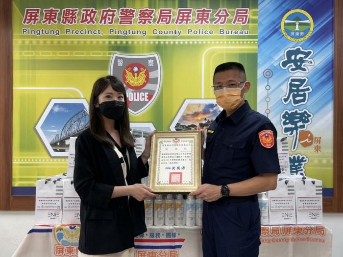 屏警「洗」慶警察節 佳特華公司贈屏警洗髮精