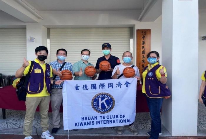  促進偏鄉學童健康 草屯警結合民間團體捐籃球