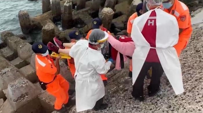 婦人失足跌落海堤 海巡消防合力搶救上岸送醫