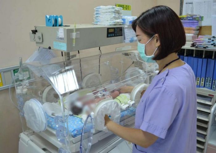 澎湖首例確診產婦女嬰平安後送 抵高雄長庚醫院