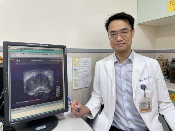 男性解尿滴到鞋 頻繁排尿排不乾淨當心攝護腺在作怪