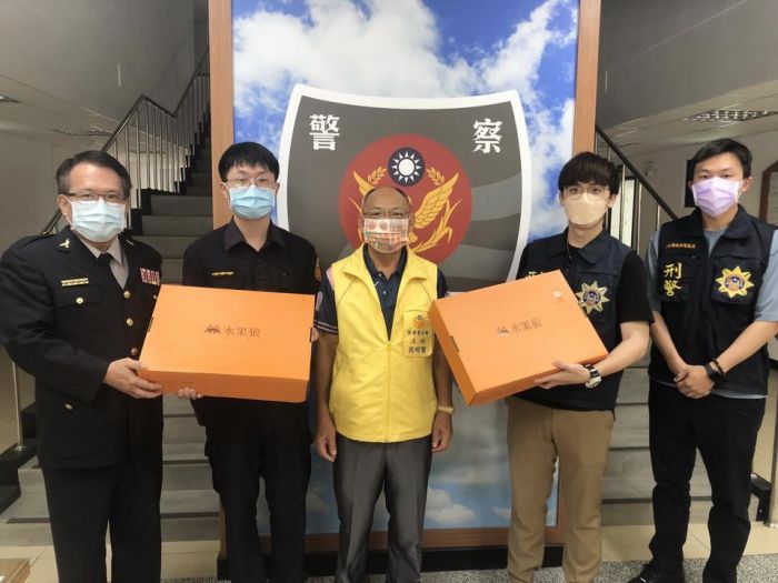 警察節快樂! 屏東里港警友會送「蘋」安