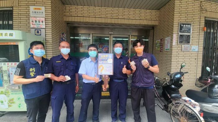 攔阻假投資詐欺 內埔警設計阻詐名片請銀行廣發