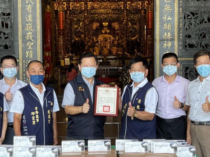 屏東市聖帝廟慈鳳宮贈快篩試劑 守護第一線員警健康
