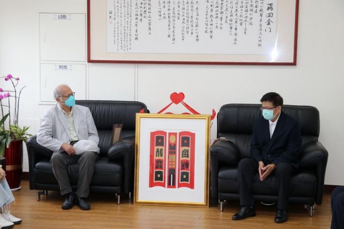 廖修平贈畫作給金門大學 提升師生藝術涵養