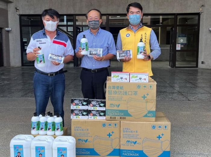 陳雙全、許國政捐贈母校澎湖科大 防疫洗手乳與口罩
