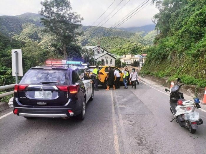 自小客擦撞護欄後「刁車」警民合作速排除