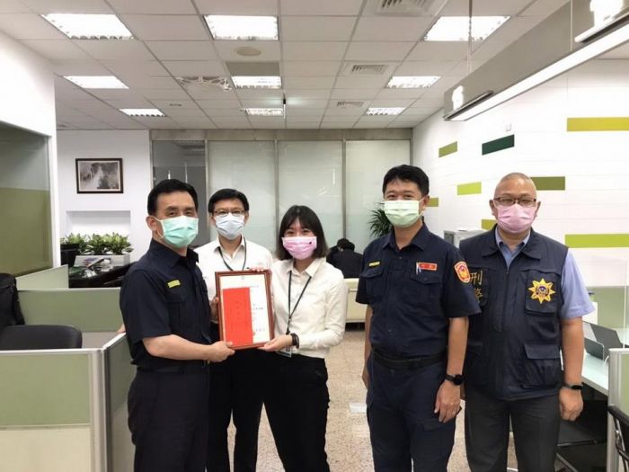 湖內警分局長贈感謝狀表揚熱心行員助警阻詐