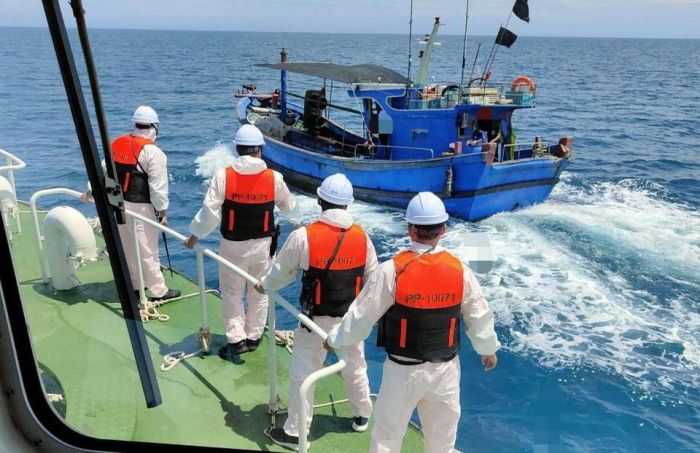 中國籍漁船越界捕撈漁獲 海巡強靠登檢押返調查