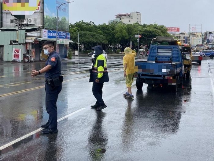 小貨車拋錨停卡路口 幸遇八掌警及時援助解圍
