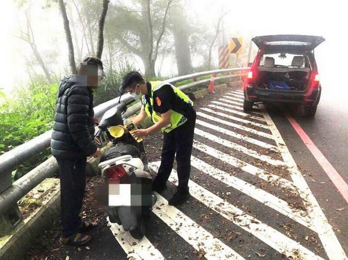 老翁衝南橫埡口汽油耗盡 警「以車追人」助返家