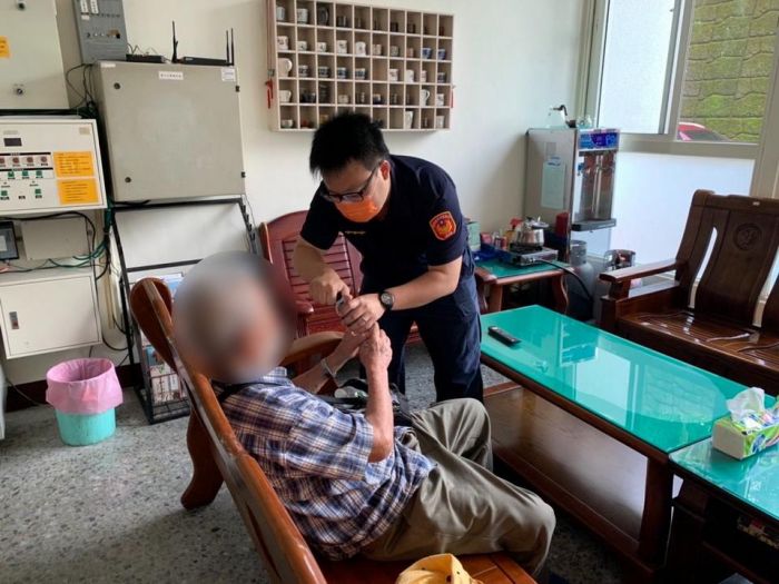 老翁搭乘客運過站迷途 集集警助平安返家