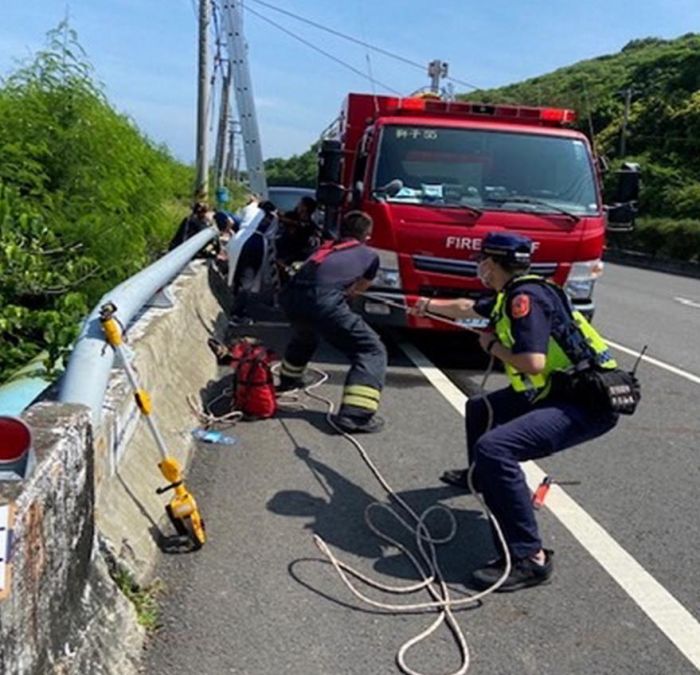 鐵馬出遊驚魂記 警消合力搶救受困少女