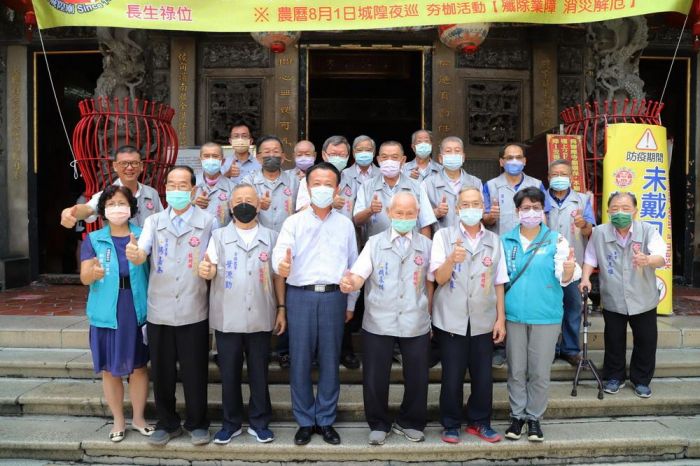 嘉義城隍廟長期關懷弱勢 翁章梁參拜求無災表謝意	