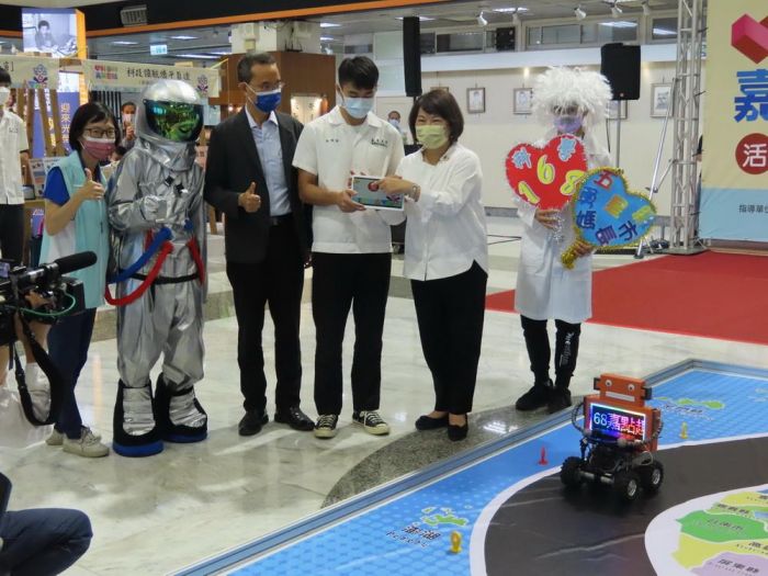 嘉市「愛科學168．嘉點趣味」市長黃敏惠按啟動鈕