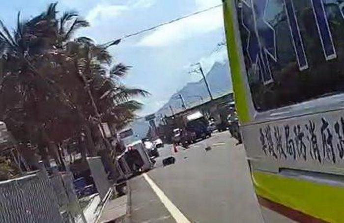 懷孕7月婦開車身感不適 翻覆受傷送醫