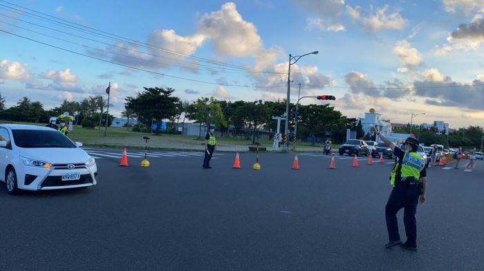 恆警不畏烈日全力疏導 交通順暢民眾很有感