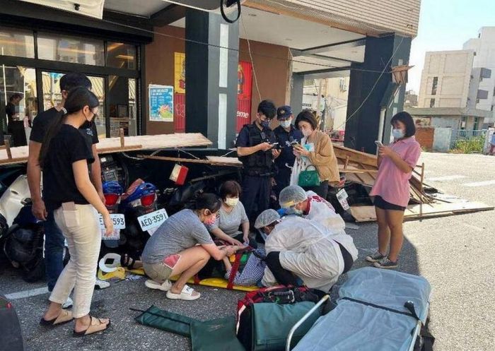 馬公飯店招牌掉落重壓整排機車 女遊客遭砸傷