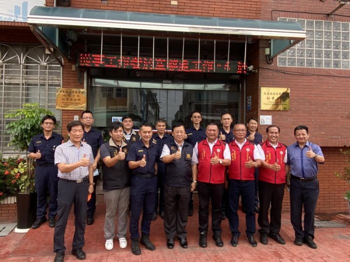 屏東警友會長頒獎枋警 暑期疏導交管辛勞